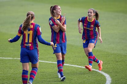 Patri Guijarro (centro), celebra con sus compañeras Alexia Putellas (izquierda) y Aitana Bonmatí su gol este domingo ante el Real Madrid en la Ciudad Deportiva de Valdebebas.