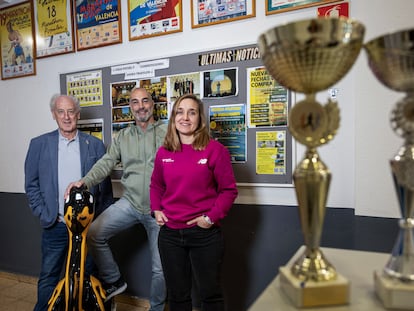 Paco Borao, un hombre de 70 años que dirige Correcaminos, el club organizador; Juan Botella, que llama a diario para conocer los entrenamientos de los atletas, y Blanca Iribas, la analista que diseña el circuito, considerado uno de los más rápidos del mundo, este viernes en Valencia.