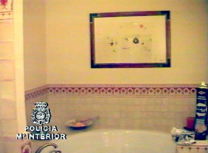 5 de abril de 2006.<br>Fotografía facilitada por la policía que corresponde a uno de los registros efectuados en Marbella en la que se ve un cuadro de Joan Miró en un baño de la finca La Loma (Murcia), propiedad de Juan Antonio Roca.