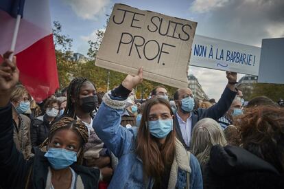 Estudiantes durante la manifestación en París, este domingo. Los responsables de los principales partidos políticos, asociaciones y sindicatos, se manifiestan en París y en otras ciudades como Lyon, Toulouse, Estrasburgo, Nantes, Marsella, Lille y Burdeos.