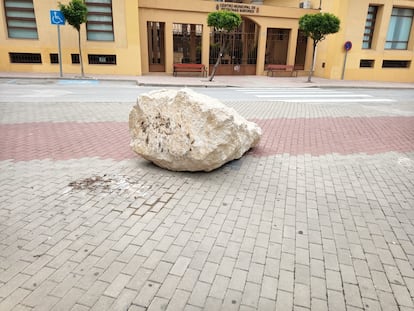 El monolito en homenaje a los vecinos de Mula deportados al campo de concentración nazi de Mauthausen-Gusen ha sido derribado el pasado domingo. Foto cedida por el Ayuntamiento de Mula. 