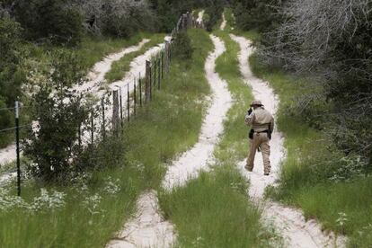 Un agente en la frontera entre Texas y México