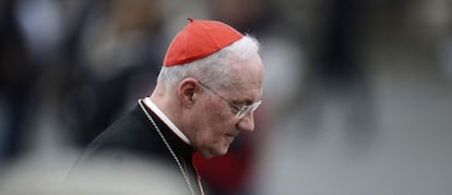 El cardenal Marc Ouellet atraviesa la plaza de San Pedro para acudir a una reunión previa al cónclave.