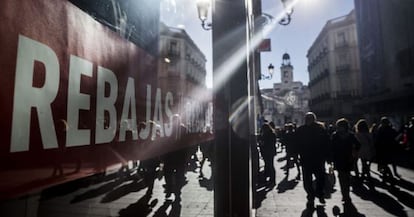 Un cartel de rebajas junto a la Puerta del Sol de Madrid.