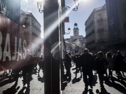Un cartell de rebaixes al costat de la Puerta del Sol de Madrid.