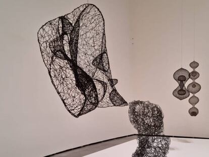 Obras de Claire Falkenstein y de Ruth Asawa.