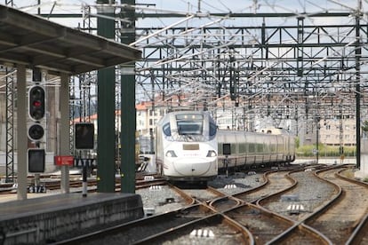 Tren Alvia llegando a la estaci&oacute;n de Santiago 