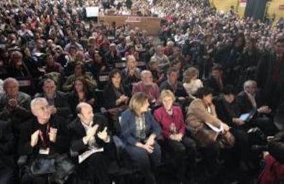 El coordinador federal de IU, Cayo Lara; el secretario general del PSOE, Alfredo Pérez Rubalcaba; la ministra de Trabajo, Fátima Báñez y la defensora del pueblo, Soledad Becerril (i a 4i); durante la clausura del X Congreso Confederal de CCOO que promulga hoy a Ignacio Fernández Toxo como secretario general del sindicato para un segundo mandato.