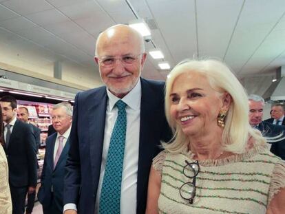 Hortensia Herrero junto a Juan Roig en una tienda de Mercadona.