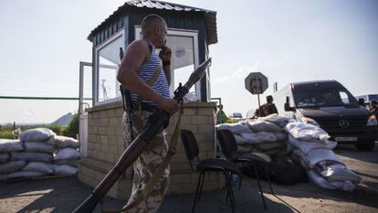 Um combatente pró-Rússia em um posto fronteiriço abandonado de Chervonopartyzansk, na fronteira com a Rússia.