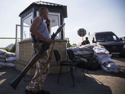 Um combatente pró-Rússia em um posto fronteiriço abandonado de Chervonopartyzansk, na fronteira com a Rússia.