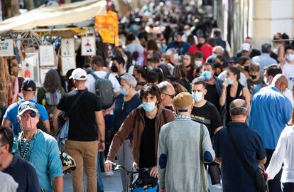 Visitantes pasean por El Rastro, a 26 de septiembre de 2021, en Madrid (España). El tradicional mercadillo madrileño de El Rastro vuelve este domingo a la normalidad pre pandemia con el 100 por ciento de vendedores autorizados y con las medidas de seguridad sanitaria correspondientes. En cuanto a los vendedores, podrán instalar sus puestos aquellos que se encuentren al corriente de pago de la tasa de ocupación de dominio público de 2019, ya que en 2020 y 2021 esta tasa fue suspendida por el Ayuntamiento como medida de apoyo a comerciantes y hosteleros con motivo de la pandemia por Covid-19. A partir de este domingo y dentro de las medidas acordadas, seguirá siendo obligatorio el uso de mascarilla en todo el recinto y la distancia de seguridad interpersonal, así como la disposición de gel hidroalcohólico en todos los puestos.
26 SEPTIEMBRE 2021;RASTRO;MADRID;AFORO;MERCADO;MERCADILLO
Gustavo Valiente / Europa Press
26/09/2021