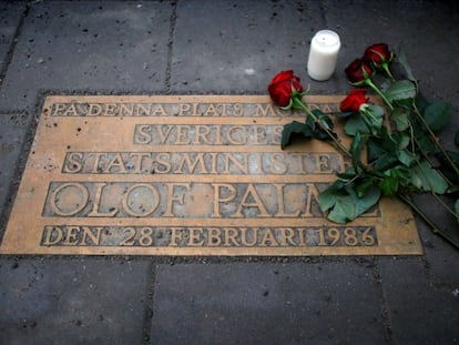 Rosas en la placa del lugar donde fue asesinado Olof Palme en Estocolmo, en una imagen de 2011.