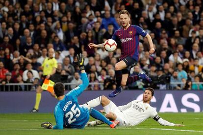 Rakitic supera a Courtois y Ramos y marca el gol de la victoria del Barcelona.