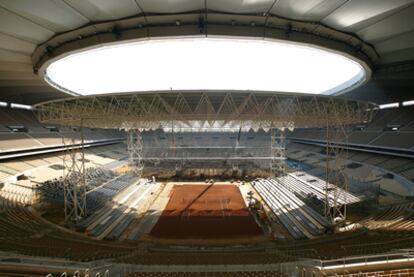 Preparativos en el estadio de La Cartuja (Sevilla) antes de la final de la Copa Davis de 2004.
