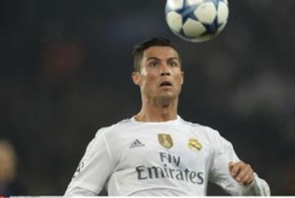 Cristiano Ronaldo levanta las cejas en el último partido de Champions contra el Paris Saint Germain.