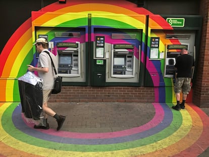 Un cajero del banco Toronto-Dominion, adornado con los colores de la bandera arcoíris durante la celebración de la fiesta del orgullo gay.