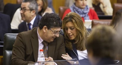 Diego Valderas y Susana D&iacute;az, en el Parlamento en febrero pasado.