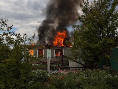 Una vivienda arde al ser alcanzada por un ataque militar ruso en Kostiantinivka (Donetsk) este sábado.