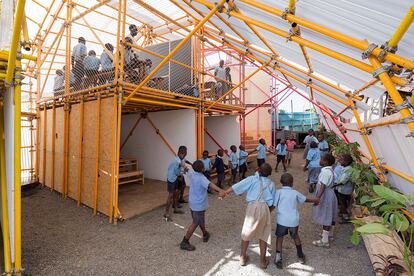 Escuela diseñada por los arquitectos españoles SelgasCano en Kibera, Nairobi, Kenia.