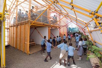 Escuela diseñada por los arquitectos españoles SelgasCano en Kibera, Nairobi, Kenia.