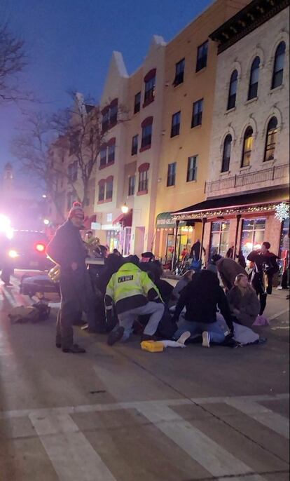 Personal de emergencias atiende a un herido tras el atropello. La policía abrió un centro de reunificación familiar en el sur de la ciudad y alertó a la población para que evitasen la zona, si bien las autoridades creen que la situación de peligro ya ha terminado.