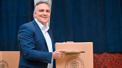 Martín Llaryora al emitir su voto.