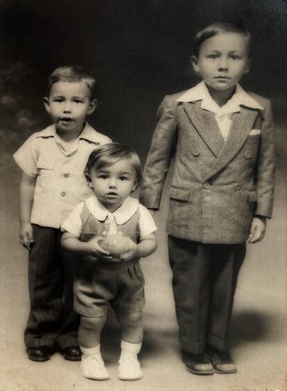 Rodolfo Hernández junto a dos de sus hermanos menores.