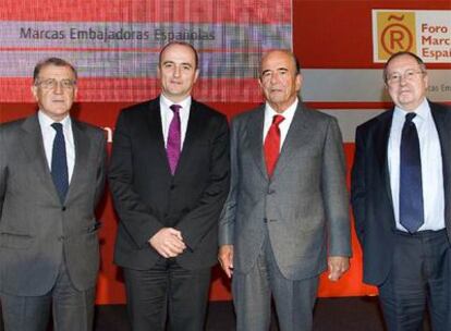 De izquierda a derecha: Balbino Prieto (Club de Exportadores), Miguel Sebastián (ministro de Industria, Comercio y Turismo), Emilio Botín (Banco Santander) y José Luis Bonet (Foro de Marcas Renombradas).