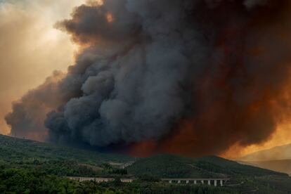 Vista del humo del incendio forestal de O Barco de Valdeorras (Galicia), el lunes. El fuego se inició en el municipio de Carballeda de Valdeorras pero se ha propagado hasta al municipio de O Barco de Valdeorras tras calcinar por el momento 4.000 hectáreas. 