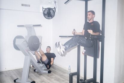 
César Ceballos y Christian Garrido en un gimnasio del Quiñón. 
