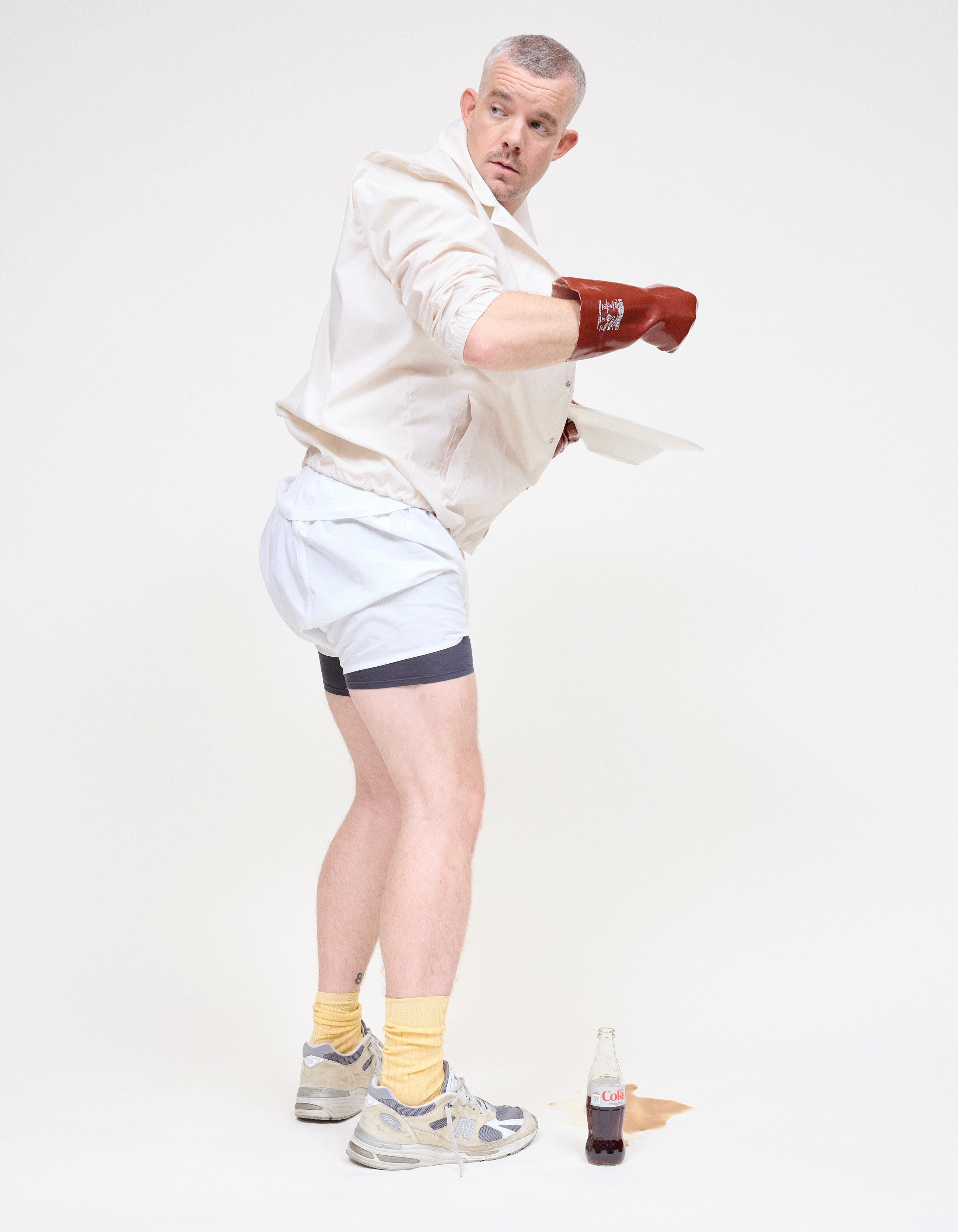 Rusell Tovey lleva chaqueta Courrèges y ropa interior Sunspel. Las zapatillas son suyas y los calcetines del estilista.