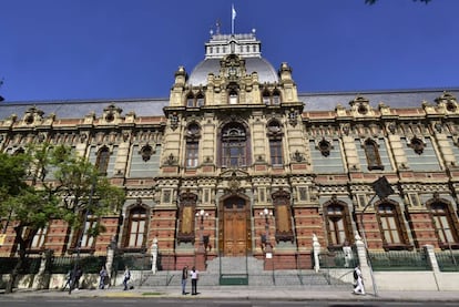 Frente del Palacio de las Aguas Corrientes sobre la calle Córdoba, en Buenos Aires.