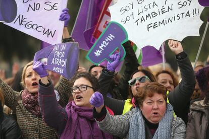 Un grupo de mujeres porta carteles durante la movilización feminista convocada en Sevilla. La capital andaluza ha sido la primera ciudad donde han arrancando las manifestaciones feministas de la jornada de este martes, que se extenderán por un centenar de localidades.