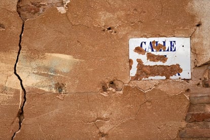 Agujeros de bala y los restos de un cartel en un edificio en Belchite viejo.