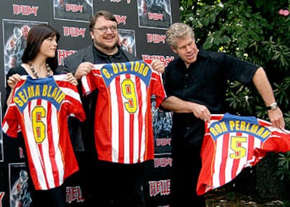 Selma Blair, Guillermo del Toro y Ron Perlman, ayer en Madrid.