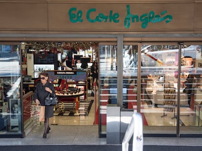 Entrada a un gran almacén de El Corte Inglés.