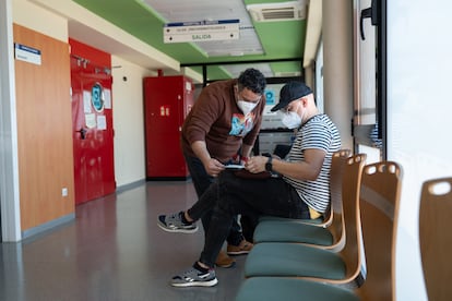 Aarón Valbuena y Antonio Álvarez en la sala de espera de oncohematología del Hospital El Bierzo, el 30 de septiembre.