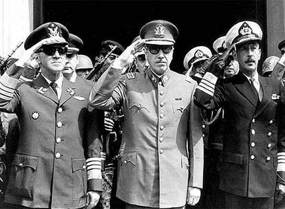 Augusto Pinochet con miembros de la Junta Militar de Gobierno. 