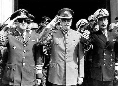 Augusto Pinochet con miembros de la Junta Militar de Gobierno.