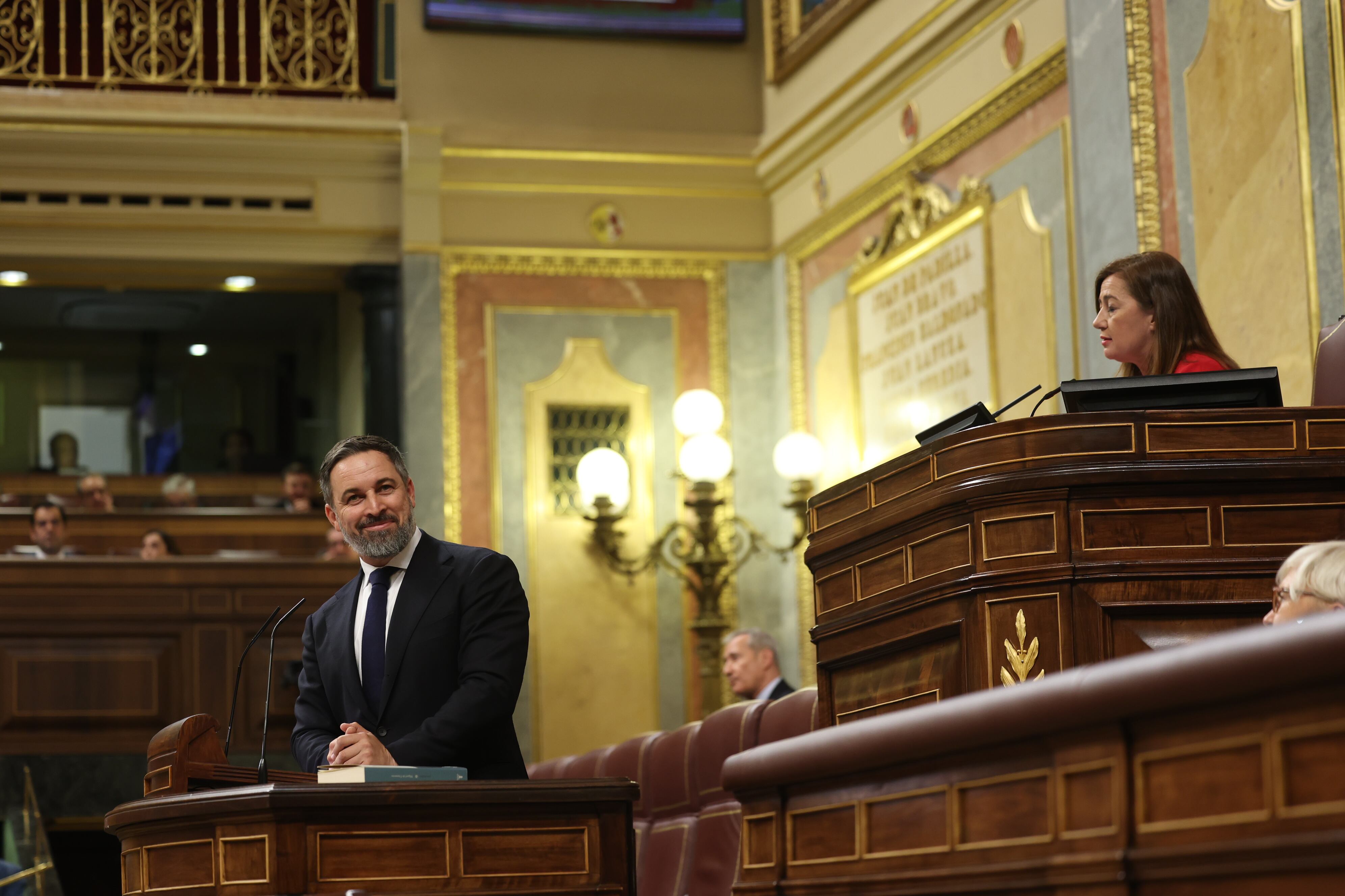 La presidenta del Congreso, Francina Armengol, amonesta al líder de Vox, tras haber acusado este a Pedro Sánchez de ser un golpista y compararlo con Hitler. 