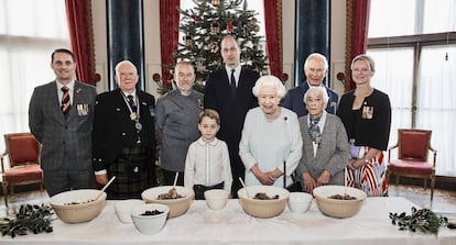 Isabel II y sus herederos, junto a un grupo de veteranos en Buckingham.