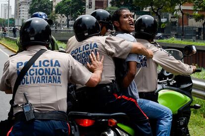 Un hombre es arrestado durante una protesta contra los nuevos poderes de emergencia decretado esta semana por el presidente Nicolás Maduro en Caracas.