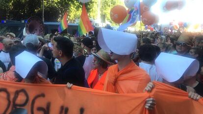 Los manifestantes que se han parado ante la comitiva de Ciudadanos antes de que arrancara el desfile.