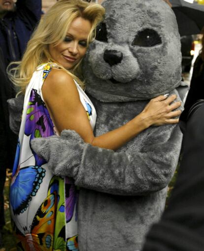 Pamela Anderson durante una manifestación en Toronto para pedir que se prohíba la matanza comercial de cachorros de foca, en octubre de 2009