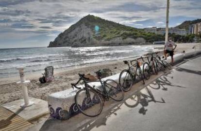 Bicis en la cala de Finestrat, en Alicante.