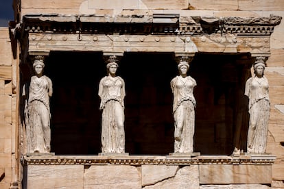 Cariátides del templo de Atenea Polias en la Acrópolis de Atenas, Grecia, en marzo pasado.