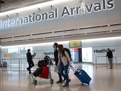 Pasajeros a su llegada al Reino Unido en el aeropuerto londinense de Heathrow.