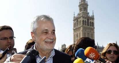 José Antonio Griñán, presidente de la Junta y candidato a la reelección, tras presentar su candidatura.