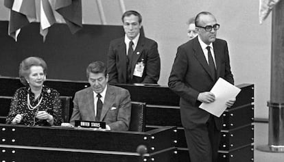 Margaret Thatcher, Ronald Reagan y Leopoldo Calvo-Sotelo en una reuni&oacute;n de la OTAN en Bonn, en 1982. 